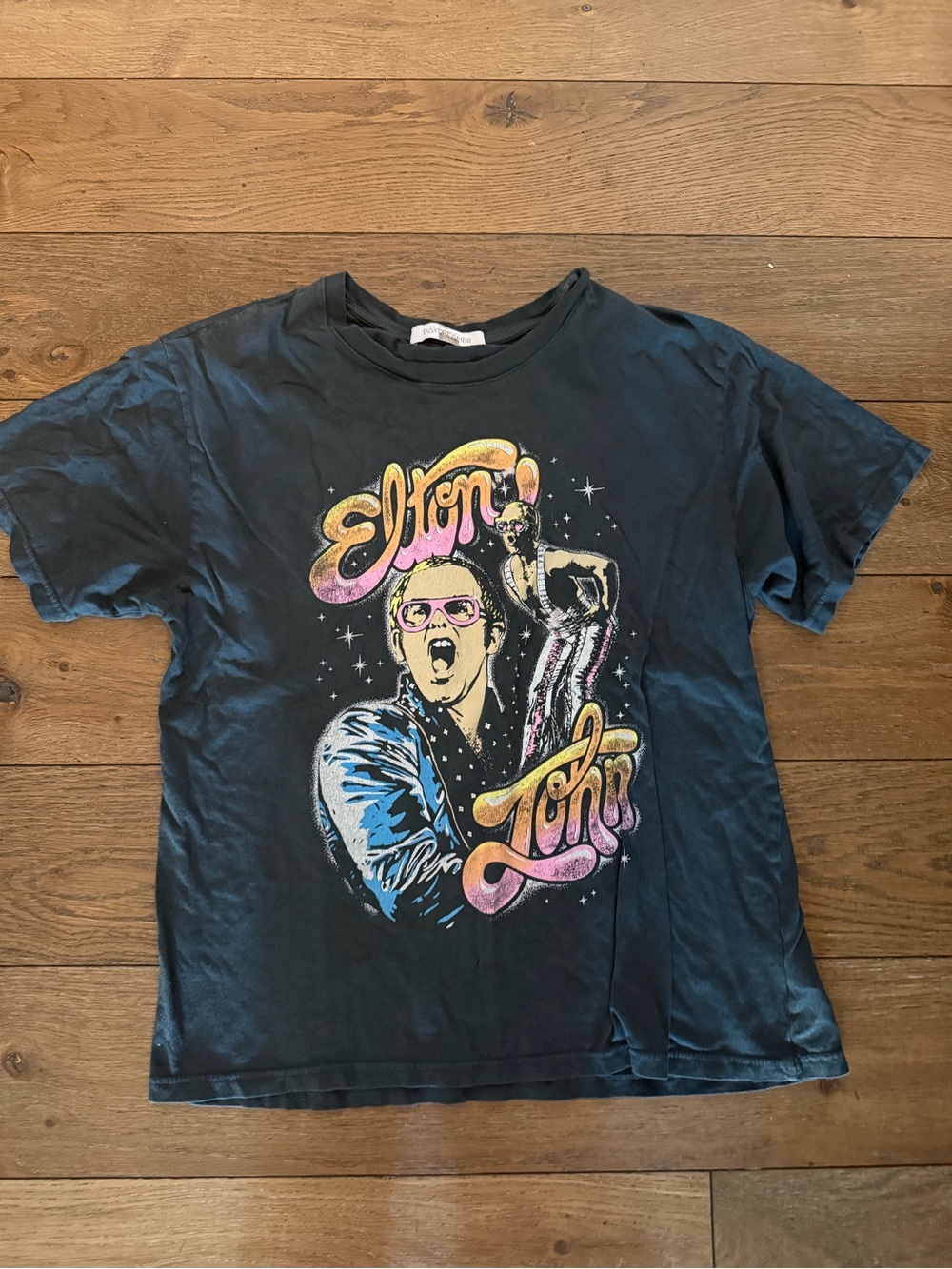 DAYDREAMER Elton John Live on Stage Boyfriend Tee sz M no holes or flaws.
